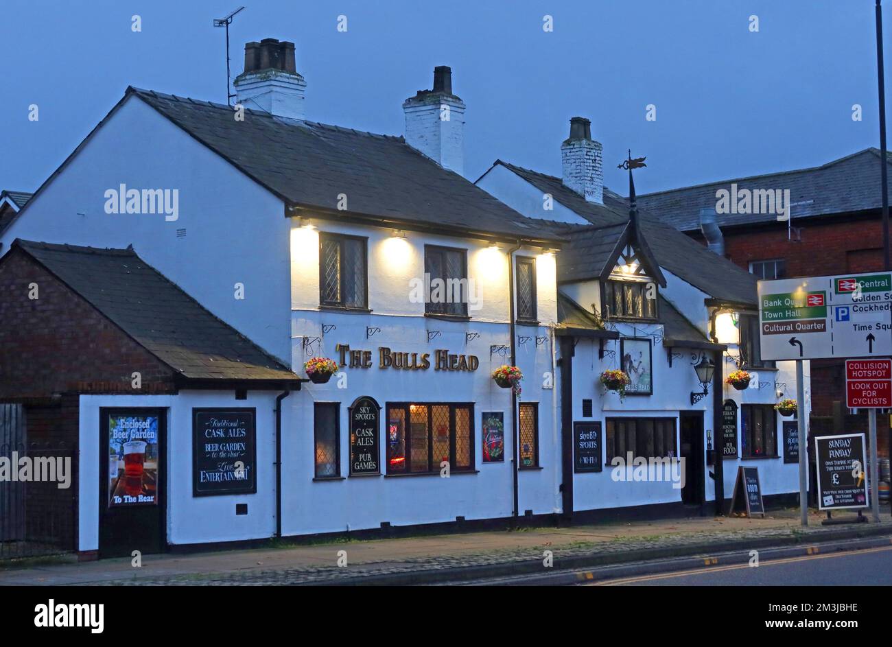 The Bulls Head pub, 33 Church Street, Warrington, Cheshire, Inghilterra, Regno Unito, WA1 2SX al tramonto Foto Stock