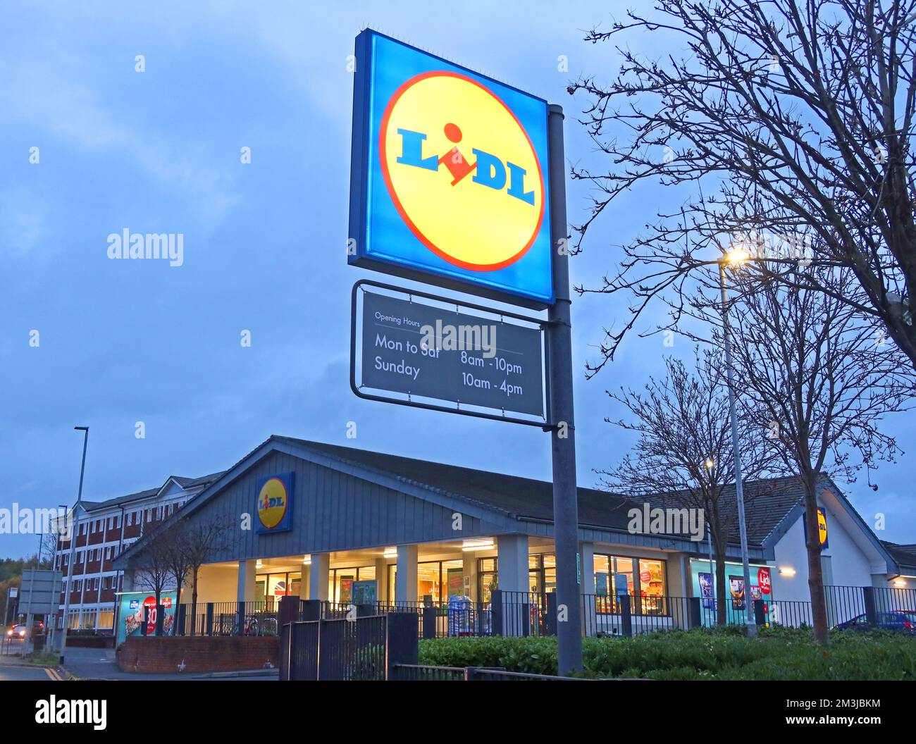 Negozio Lidl, Warrington, al crepuscolo, Fennel Street, Finnel St, Warrington, Cheshire, Inghilterra, Regno Unito, WA1 2PA Foto Stock