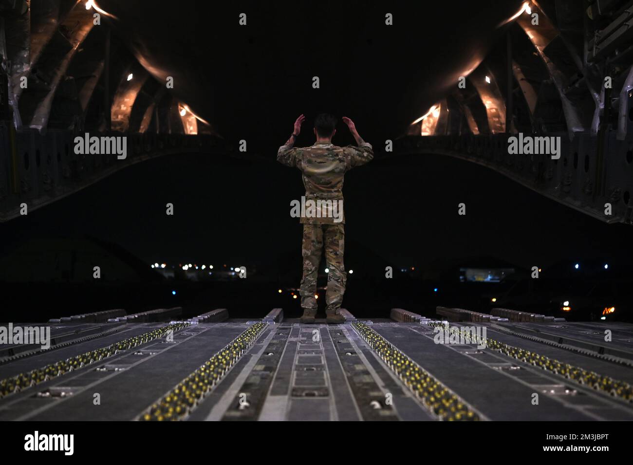 Airman 1st Class Corey Clough, 8th Expeditionary Airlift Squadron loadmaster, lancia un k-loader in un C-17 Globemaster III in una posizione non divulgata negli Stati Uniti Area di responsabilità del comando centrale, 9 dicembre 2022. Un C-17 è un trasporto strategico e pesante in grado di fornire tattiche dirette di tutte le classi di carichi militari a sostegno della determinazione inerente all'operazione. (STATI UNITI Foto dell'Aeronautica militare del personale Sgt. Gerald R. Willis) Foto Stock