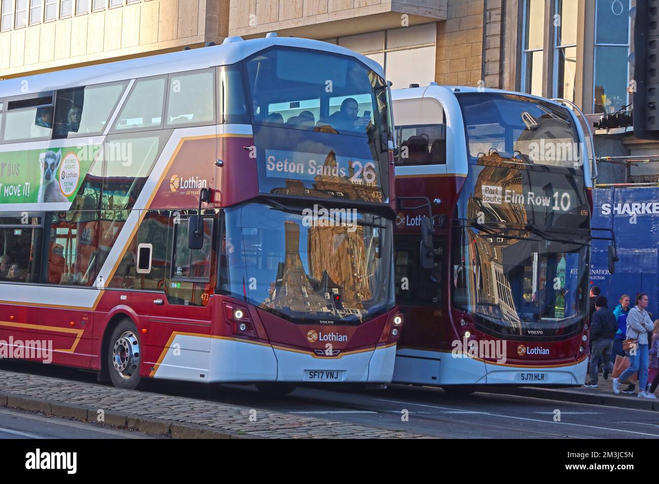 Autobus Lothian in Princes Street, centro di Edimburgo, Scozia - 26 Seton Sands, 10 Elm Row servizi - Alexander Dennis Enviro400 XLB Foto Stock