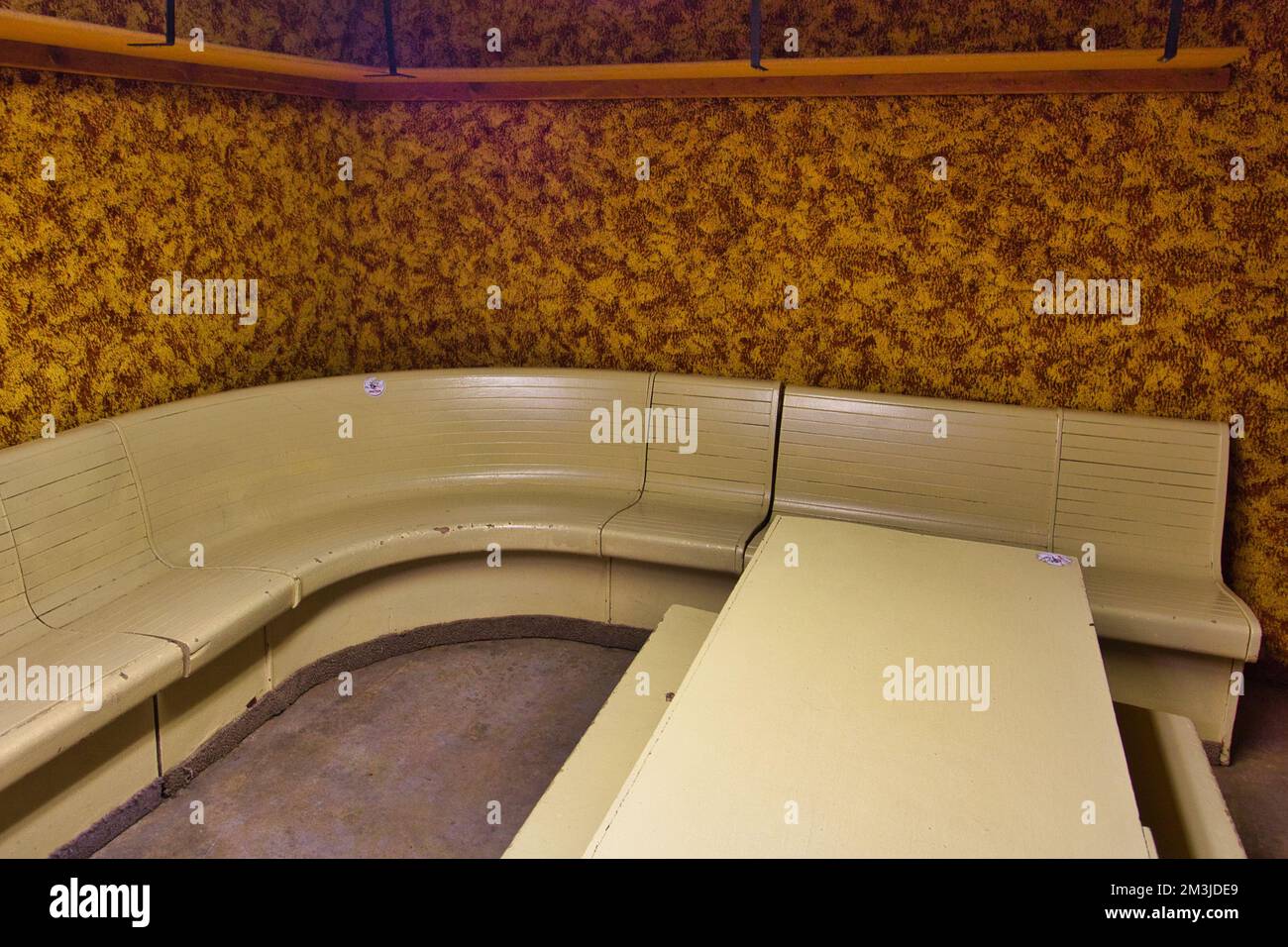 Panchina nella Locker area della stazione sciistica di Maverick Mountain, Montana Foto Stock