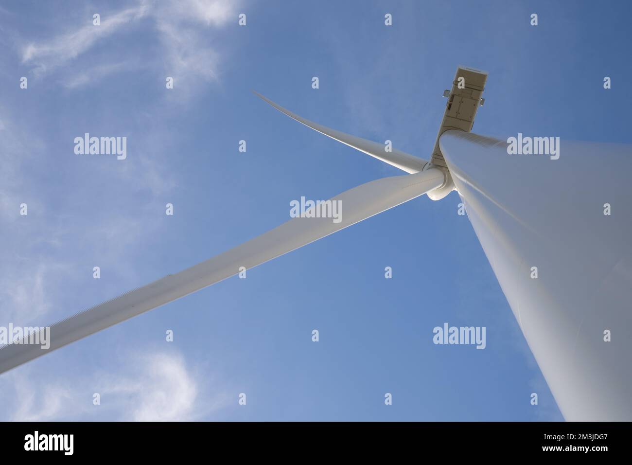 Concetto di energia pulita e rinnovabile per turbine eoliche. - Grandangolo Foto Stock