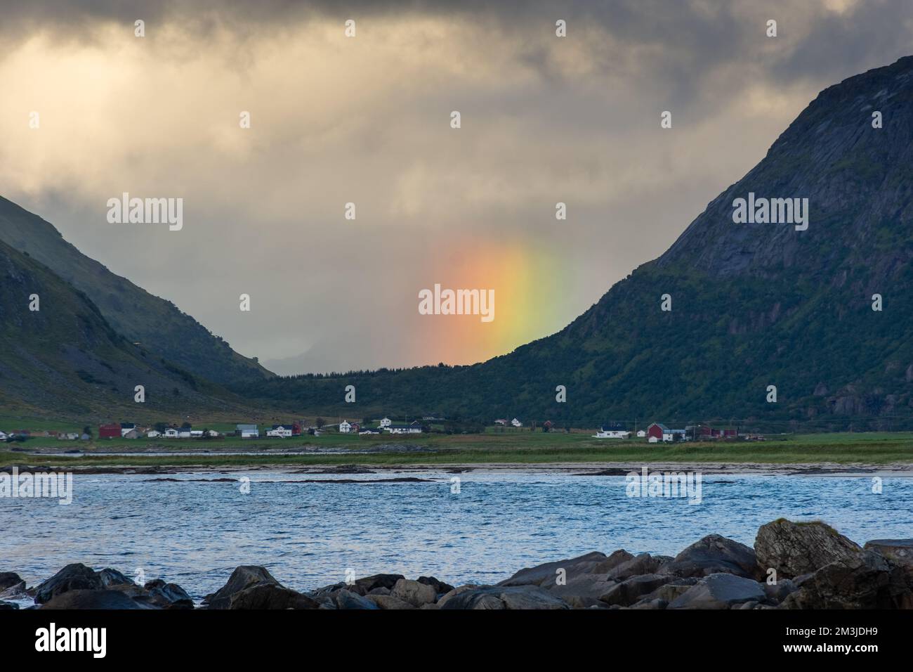 Bellissimo arcobaleno sulle isole Lofoten, Norvegia Foto Stock