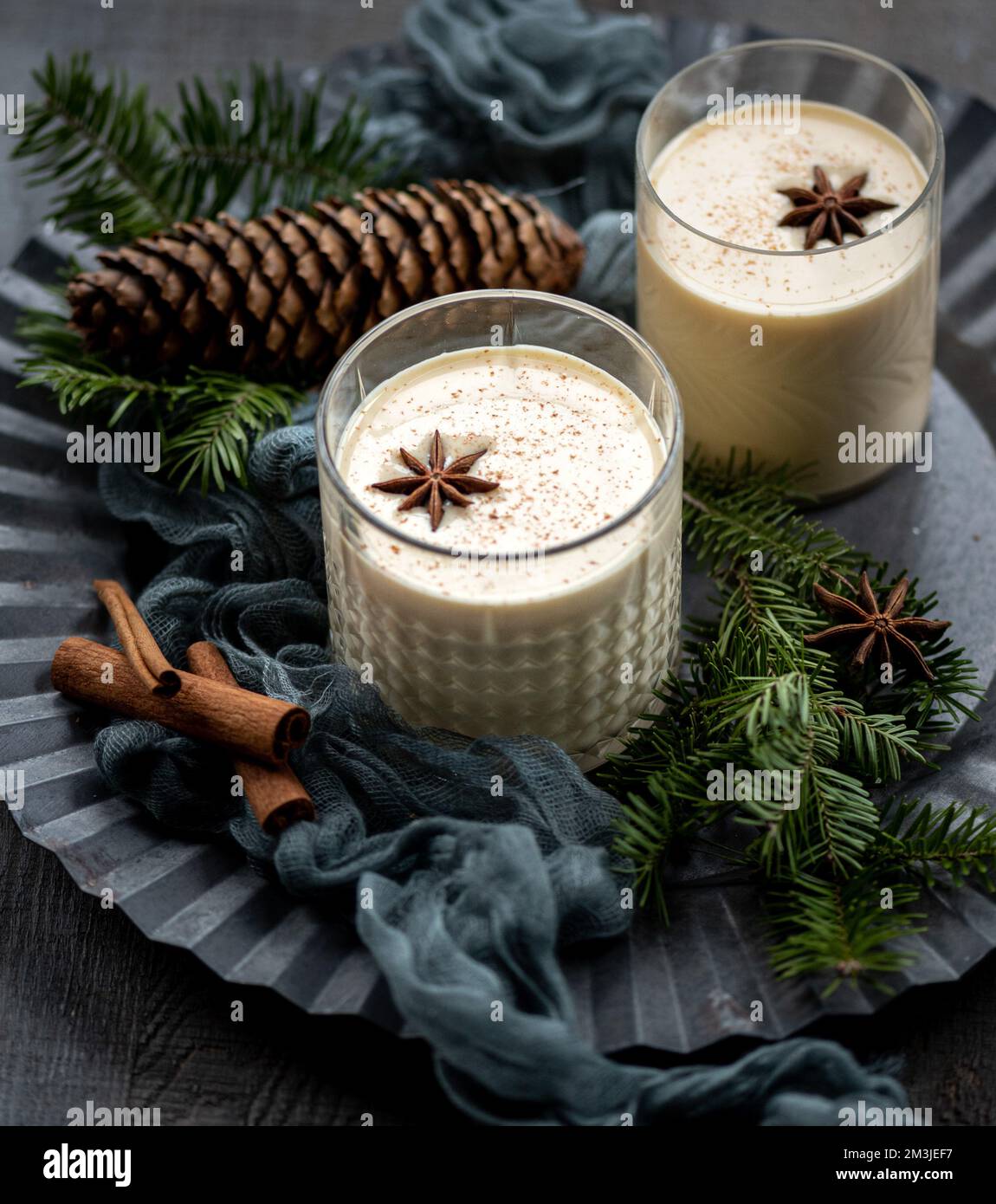 Due bicchieri di gnog con su un piatto con cannella Foto Stock