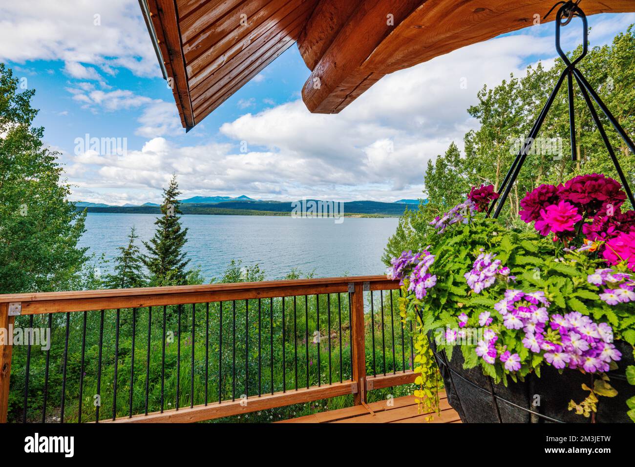 Vista del ponte di legno e lago Marsh; la locanda sul lago; bed & breakfast Lodge; vicino Whitehorse; territorio Yukon; Canada Foto Stock