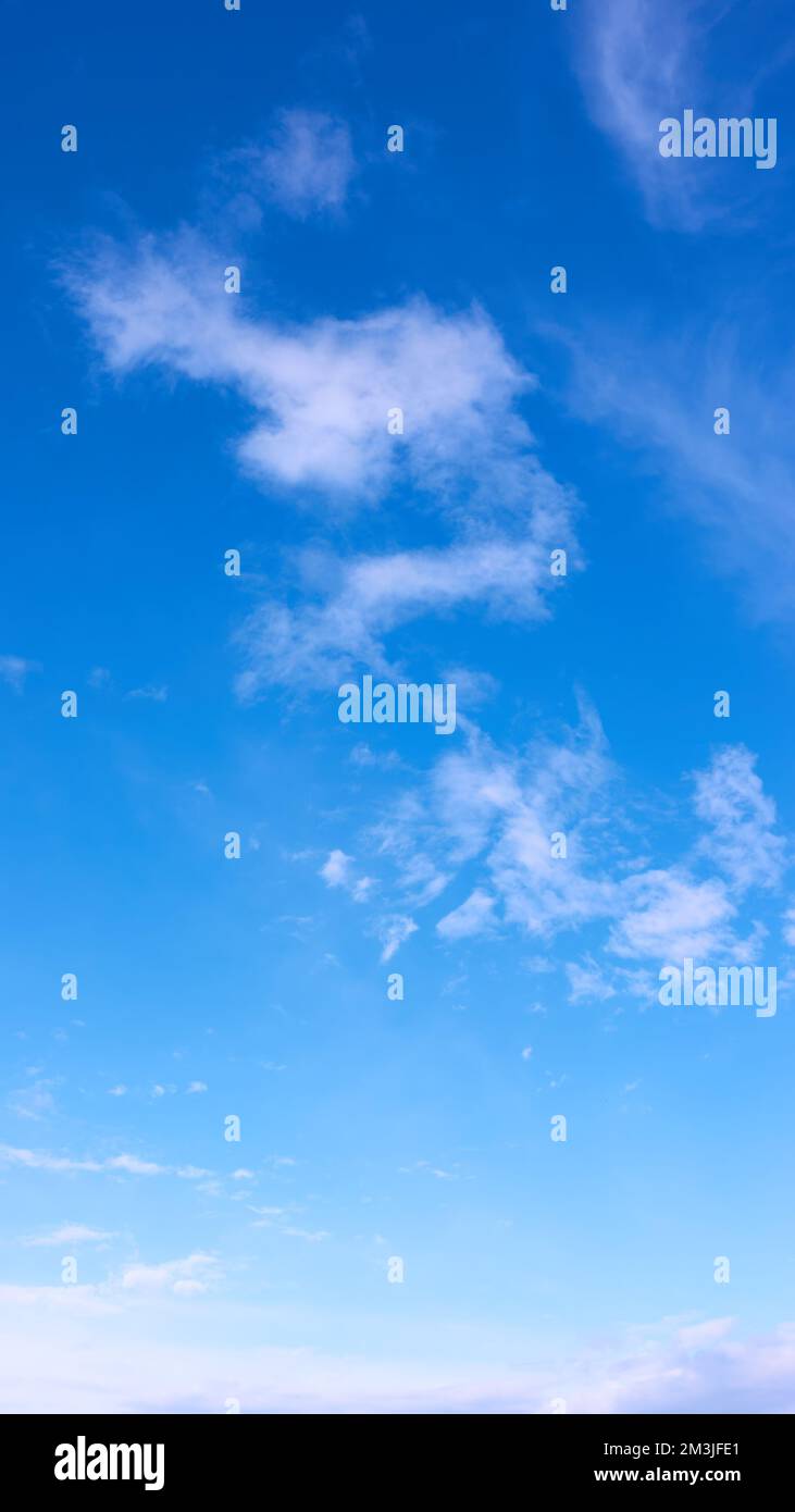 Il cielo blu con nuvola assomiglia al drago cinese Foto Stock