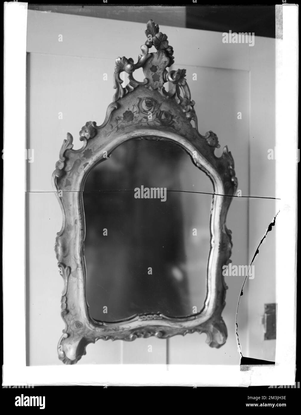 Oggetti, mobili, specchio con cornice dorata , specchi. Frank Cousins Collezione di negativi in lastra di vetro Foto Stock