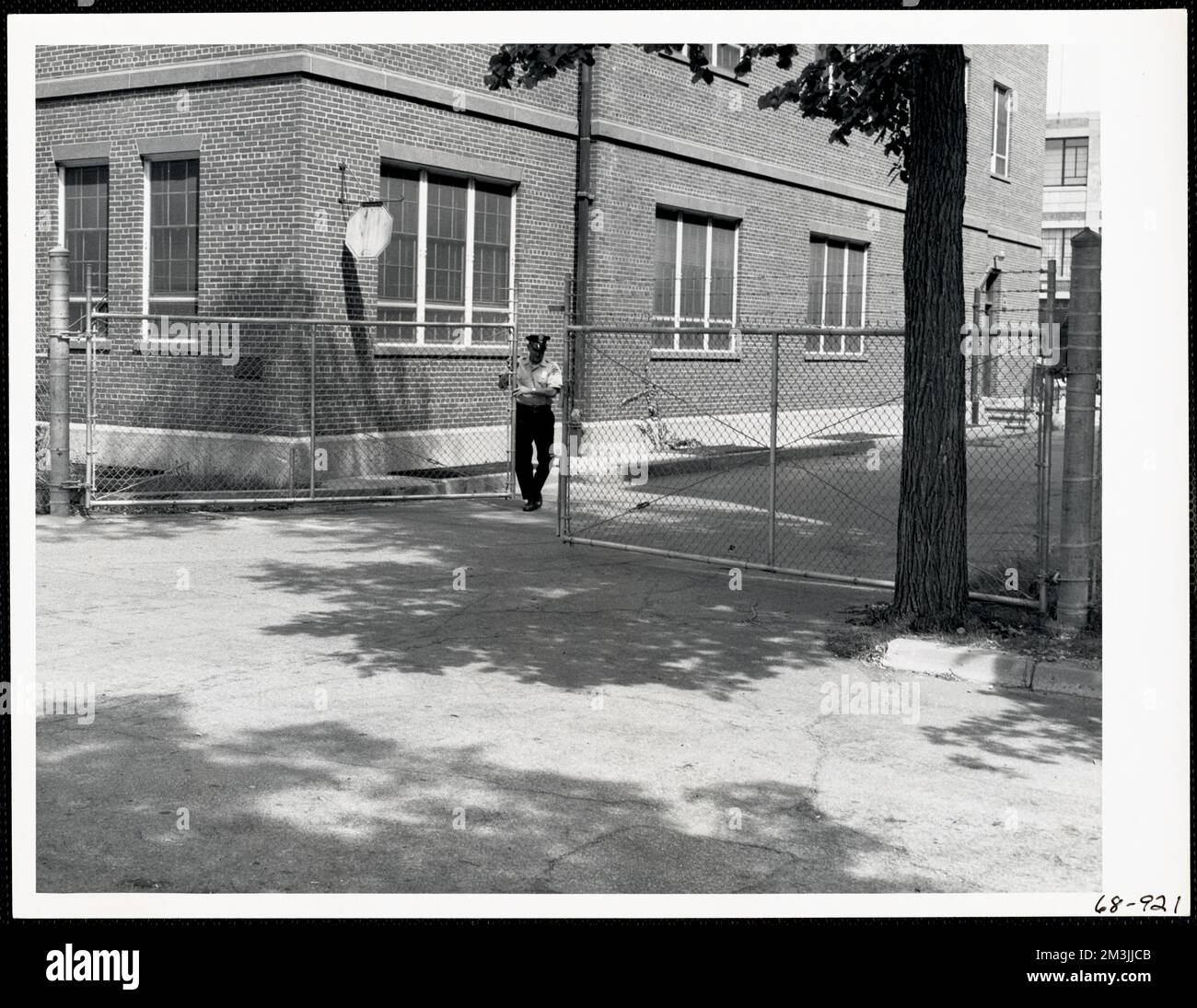 Cancello di apertura ufficiale, industria di Ordnance, Armerie, cancelli, ufficiali militari, Watertown, Arsenal Mass.. Record degli Stati Uniti Esercito operativo Foto Stock