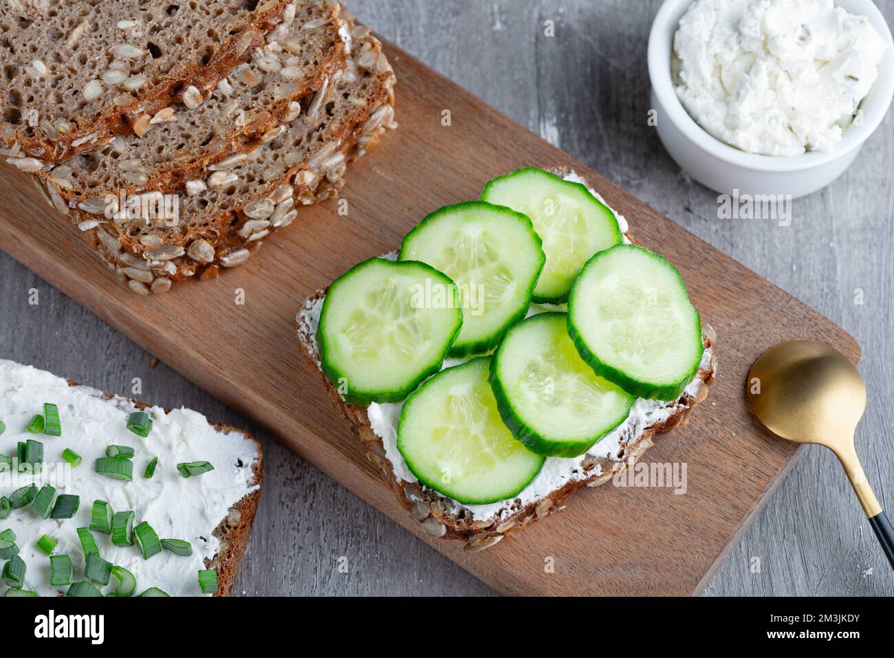 Sandwich sano con formaggio caserma bianco e cetriolo Foto Stock