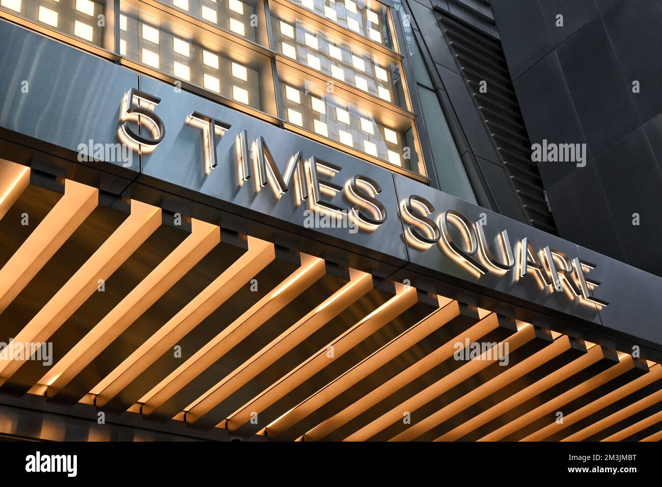 NEW YORK - 25 OTT 2022: Cartello al 5 Times Square, un grattacielo per uffici a 38 piani all'estremità meridionale di Times Square, il Midtown Manhattan. Foto Stock