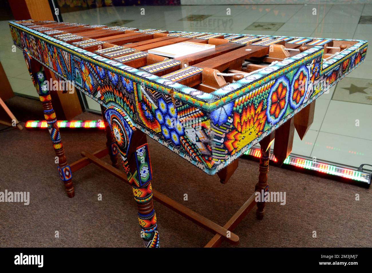 Una marimba decorata con disegni e ornamenti fatti di perline multicolore fatte da artigiani indigeni dalle comunità Huichol del Jalisco and Foto Stock