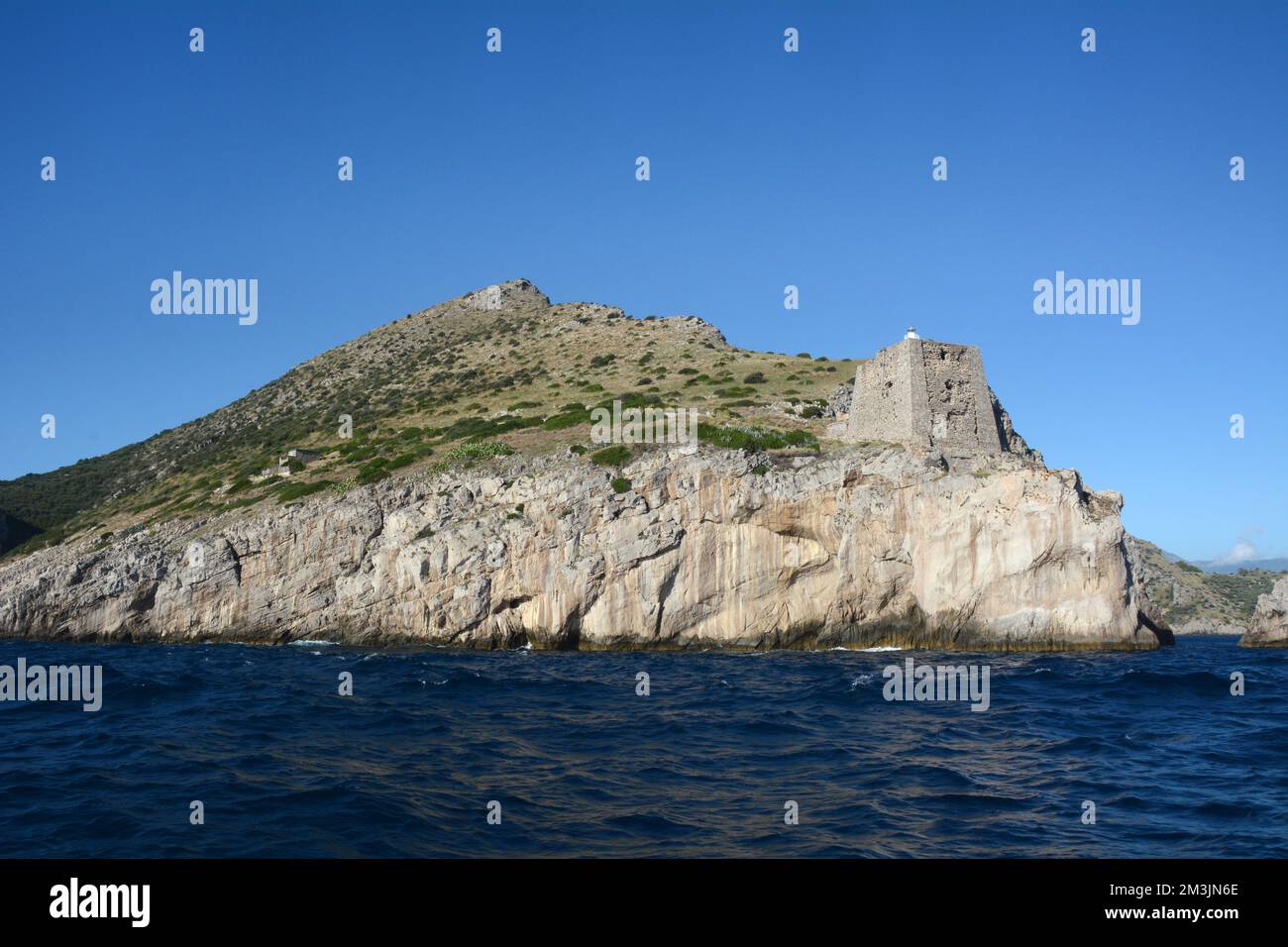 L'antica torre di guardia in pietra di Punta Campanella, sulla punta sud-occidentale della Penisola Sorrentina, sulla Costiera Amalfitana, Campania, Italia. Foto Stock