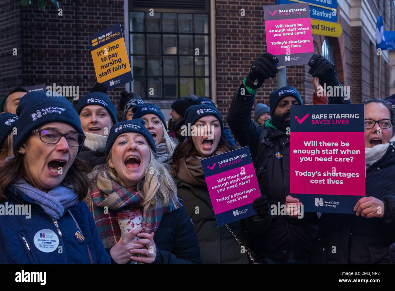 Londra, Regno Unito. 15th dicembre 2022. Gli infermieri hanno dei cartelli presso una linea di picket ufficiale fuori dall'ospedale di St Mary. Gli infermieri del Royal College of Nursing (RCN) in Inghilterra, Galles e Irlanda del Nord hanno partecipato al primo di due scioperi di 12 ore sulle condizioni salariali e di lavoro, il primo di questi casi di passaggio di massa degli infermieri nel corso di un secolo. Credit: Notizie dal vivo di Mark Kerrison/Alamy Foto Stock