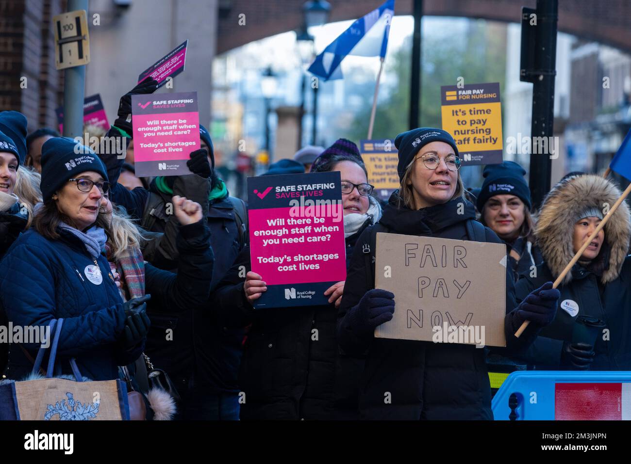 Londra, Regno Unito. 15th dicembre 2022. Gli infermieri hanno dei cartelli presso una linea di picket ufficiale fuori dall'ospedale di St Mary. Gli infermieri del Royal College of Nursing (RCN) in Inghilterra, Galles e Irlanda del Nord hanno partecipato al primo di due scioperi di 12 ore sulle condizioni salariali e di lavoro, il primo di questi casi di passaggio di massa degli infermieri nel corso di un secolo. Credit: Notizie dal vivo di Mark Kerrison/Alamy Foto Stock