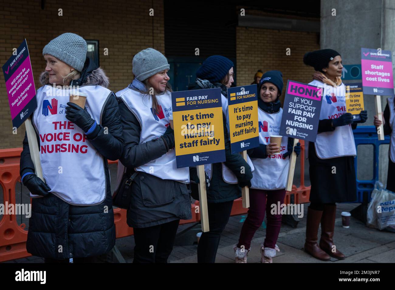 Londra, Regno Unito. 15th dicembre 2022. Gli infermieri tengono i cartelli in una linea di picket ufficiale fuori dall'ospedale di St Mary. Gli infermieri del Royal College of Nursing (RCN) in Inghilterra, Galles e Irlanda del Nord hanno partecipato al primo di due scioperi di 12 ore sulle condizioni salariali e di lavoro, il primo di questi casi di passaggio di massa degli infermieri nel corso di un secolo. Credit: Notizie dal vivo di Mark Kerrison/Alamy Foto Stock
