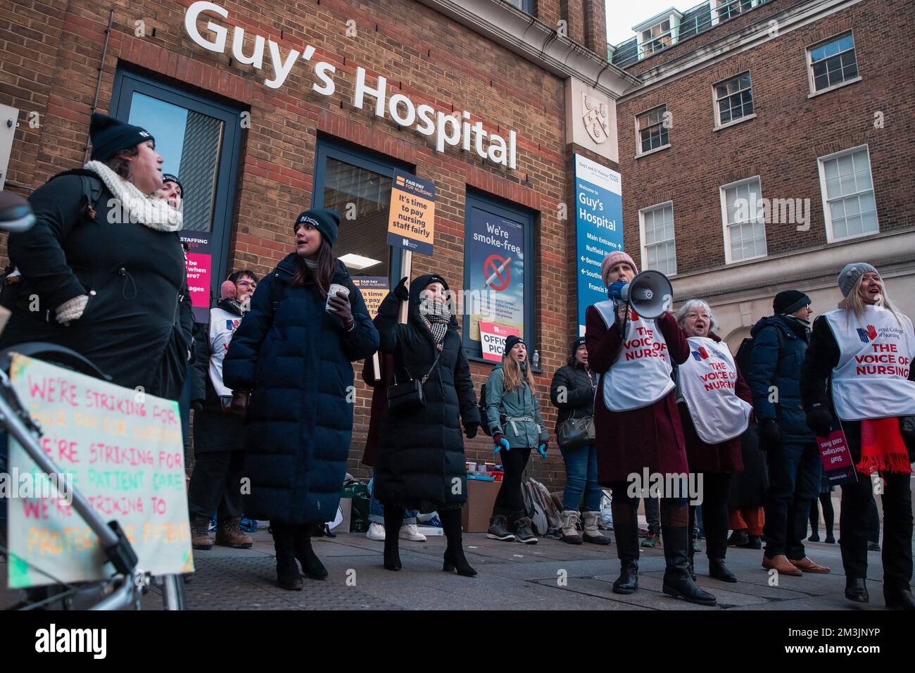 Londra, Regno Unito. 15th dicembre 2022. Gli infermieri tengono i segni in una linea di picket ufficiale fuori dall'ospedale di Guy. Gli infermieri del Royal College of Nursing (RCN) in Inghilterra, Galles e Irlanda del Nord hanno partecipato al primo di due scioperi di 12 ore sulle condizioni salariali e di lavoro, il primo di questi casi di passaggio di massa degli infermieri nel corso di un secolo. Credit: Notizie dal vivo di Mark Kerrison/Alamy Foto Stock