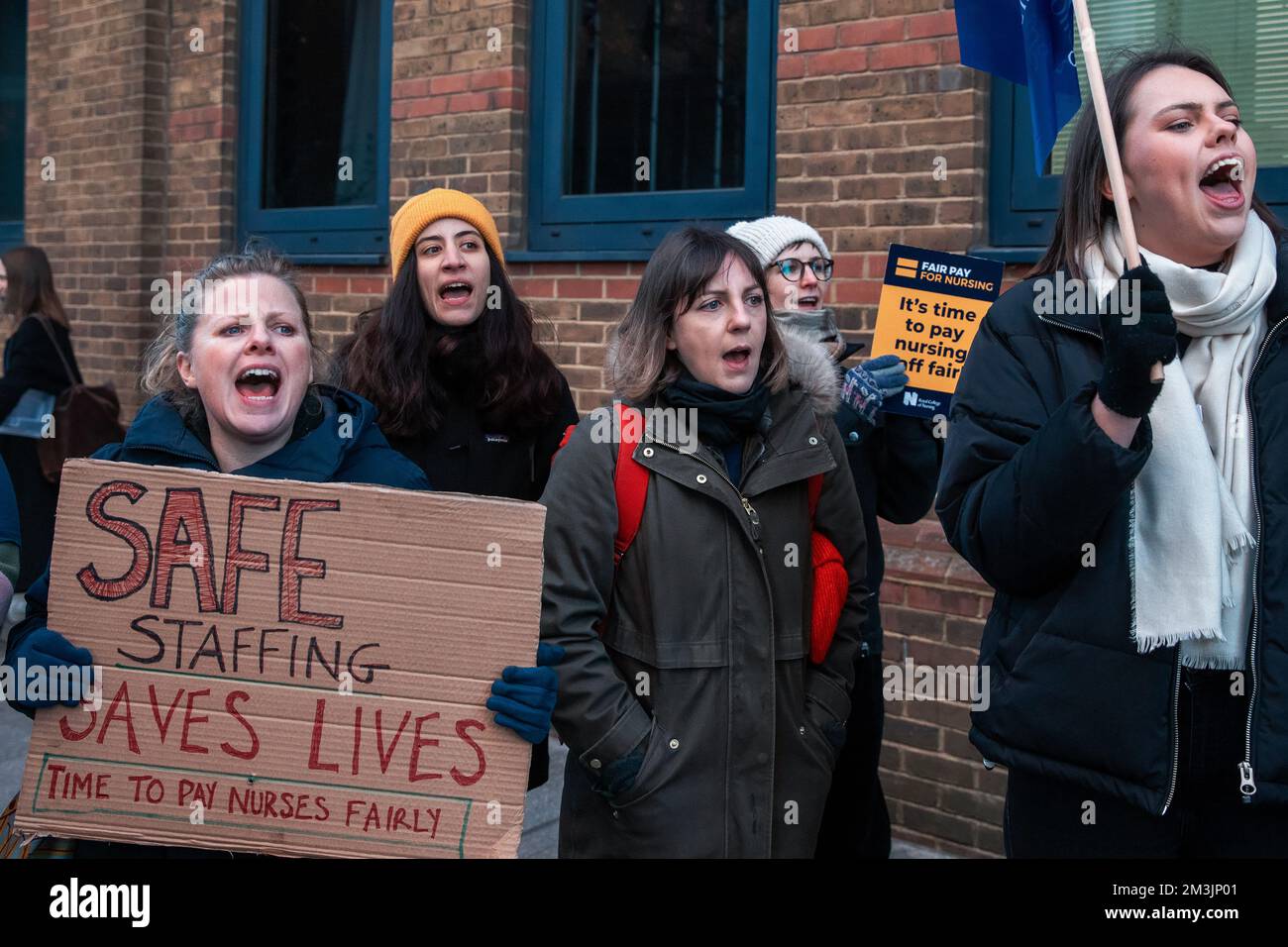 Londra, Regno Unito. 15th dicembre 2022. Gli infermieri tengono i segni in una linea di picket ufficiale fuori dall'ospedale di Guy. Gli infermieri del Royal College of Nursing (RCN) in Inghilterra, Galles e Irlanda del Nord hanno partecipato al primo di due scioperi di 12 ore sulle condizioni salariali e di lavoro, il primo di questi casi di passaggio di massa degli infermieri nel corso di un secolo. Credit: Notizie dal vivo di Mark Kerrison/Alamy Foto Stock