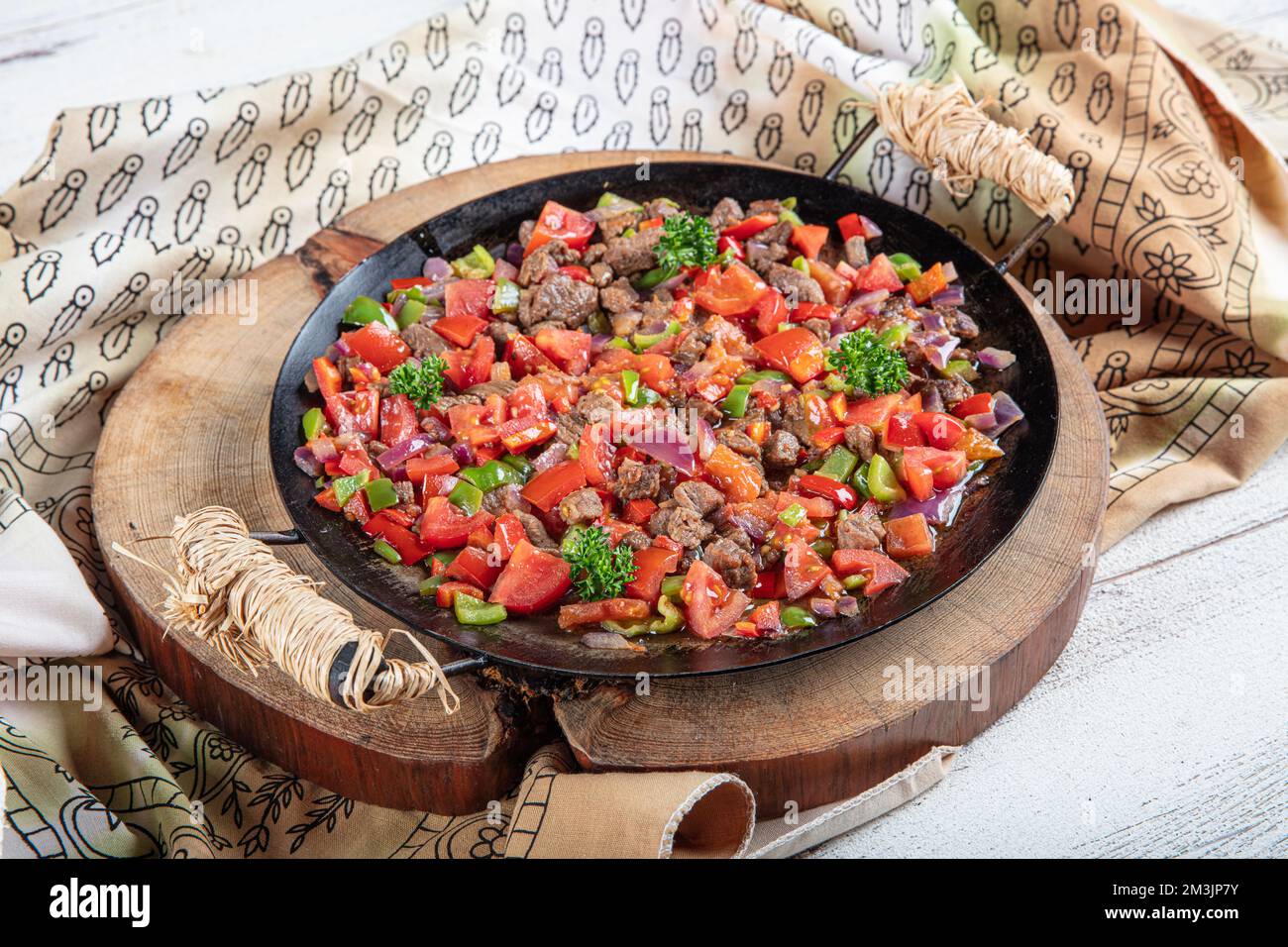 Turkish Food et Kavurma. Carne Saute Turco e sote su terra nera. Nome turco : SAC Tava, SAC Kavurma. Foto Stock