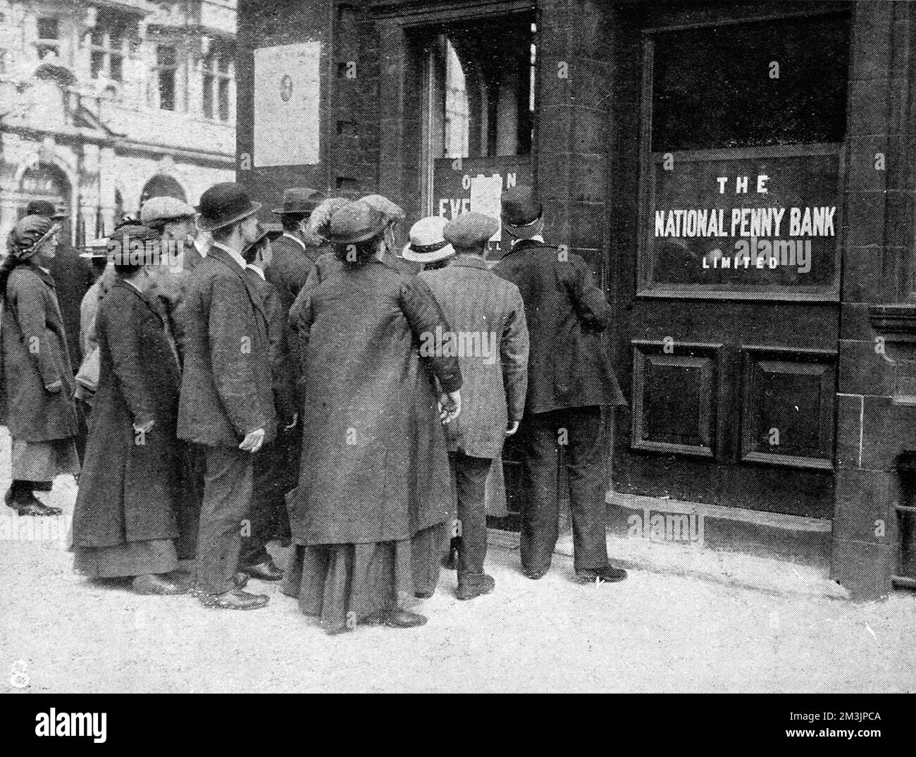 Folla di persone al di fuori della chiusa National Penny Bank in Queen Victoria Street, Londra. Molte banche hanno chiuso al di là del Bank Holiday dopo la proclamazione della guerra nel 1914 per evitare il 'panico oney'. 1914 Foto Stock