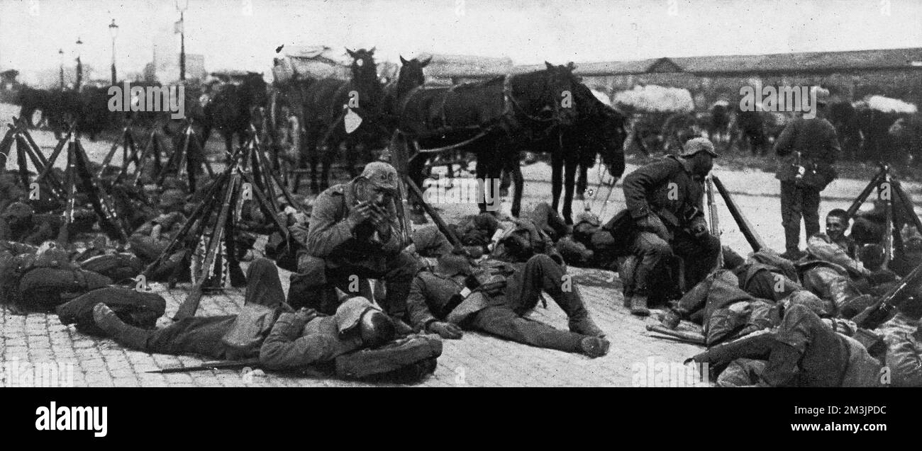 Le truppe tedesche vengono intrattenuti da un organo-bocca di un compagno mentre riposano dopo una lunga marcia a Bruxelles nel settembre 1914, poco dopo lo scoppio della prima guerra mondiale 1914 Foto Stock