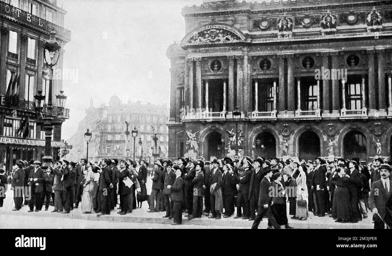 Folle civili a Place de l'Opera, Parigi, alla ricerca di aerei tedeschi che cadono bombe nel settembre 1914, poco dopo lo scoppio della prima guerra mondiale 1914 Foto Stock