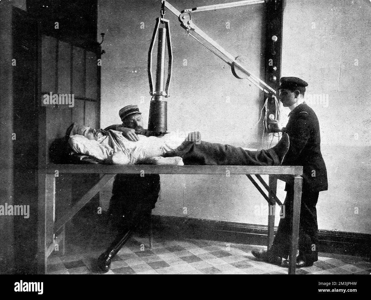 Una fotografia che mostra un noto chirurgo francese, il professor Bergonie che applica un elettromagnete per estrarre una scheggia di conchiglia da un soldato durante un'operazione presso l'ospedale Grand-Lebrun di Bordeaux. 1915 Foto Stock