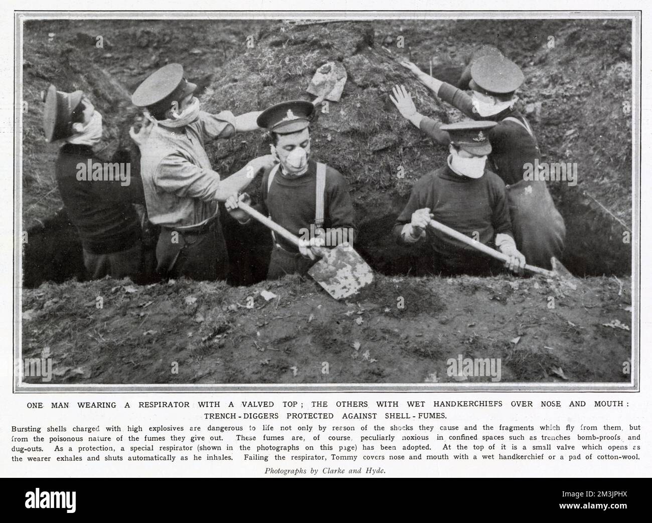 I soldati britannici indossano respiratori mentre scavano una trincea per proteggere dai fumi dalle conchiglie che esplodono. I tedeschi utilizzarono per la prima volta gas velenoso a Ypres il 22nd aprile 1915. Foto Stock