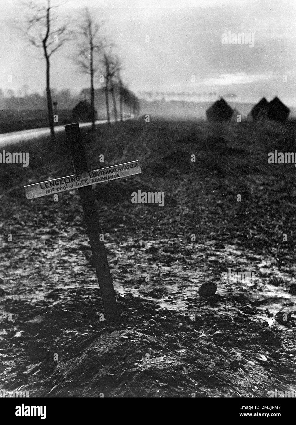 Una croce che segna la tomba di un aviatore tedesco su un campo di battaglia vicino Meaux. Data: Agosto 21st 1915 Foto Stock
