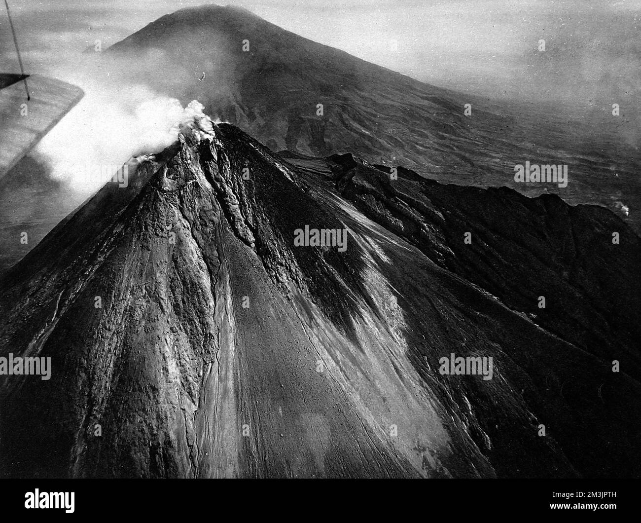 Il vulcano giavanese eruttò nel 1931 causando 1300 morti. Gli aeroplani hanno salvato i nativi tagliati fuori dal flusso di quattro miglia di lava. 1931 Foto Stock