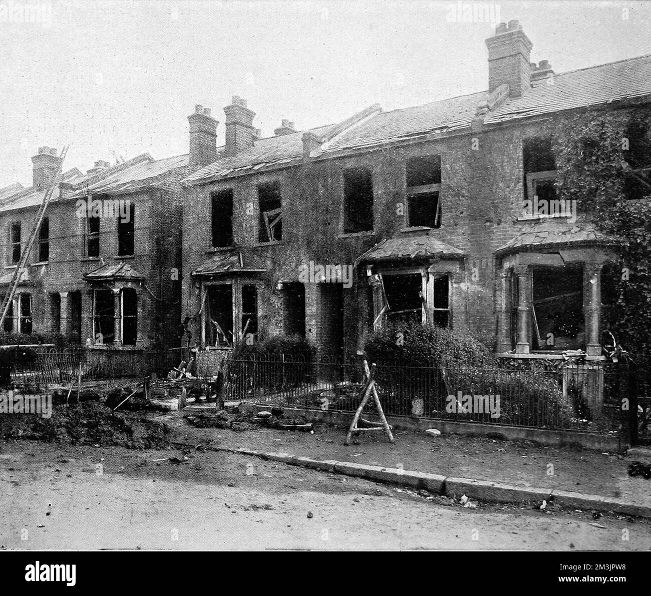 Una strada di case Londra bombardate, a seguito di un raid Zeppelin tedesco il 13th ottobre 1915. Foto Stock