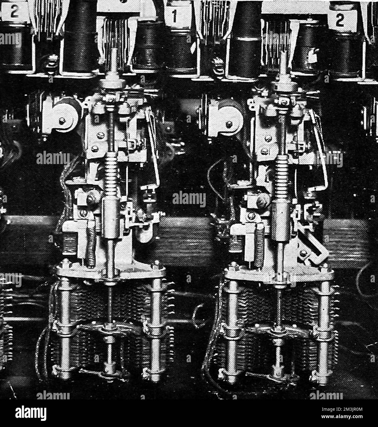 Serie di tre fotografie che mostrano un nuovo sistema automatico di telefonia introdotto in Gran Bretagna nel 1911. Il movimento di interruttori elettrici a quadrante e magneti nella centrale telefonica, uno sviluppo che finirebbe per eliminare le "ragazze telefoniche”. Data: Dicembre 2nd 1911 Foto Stock