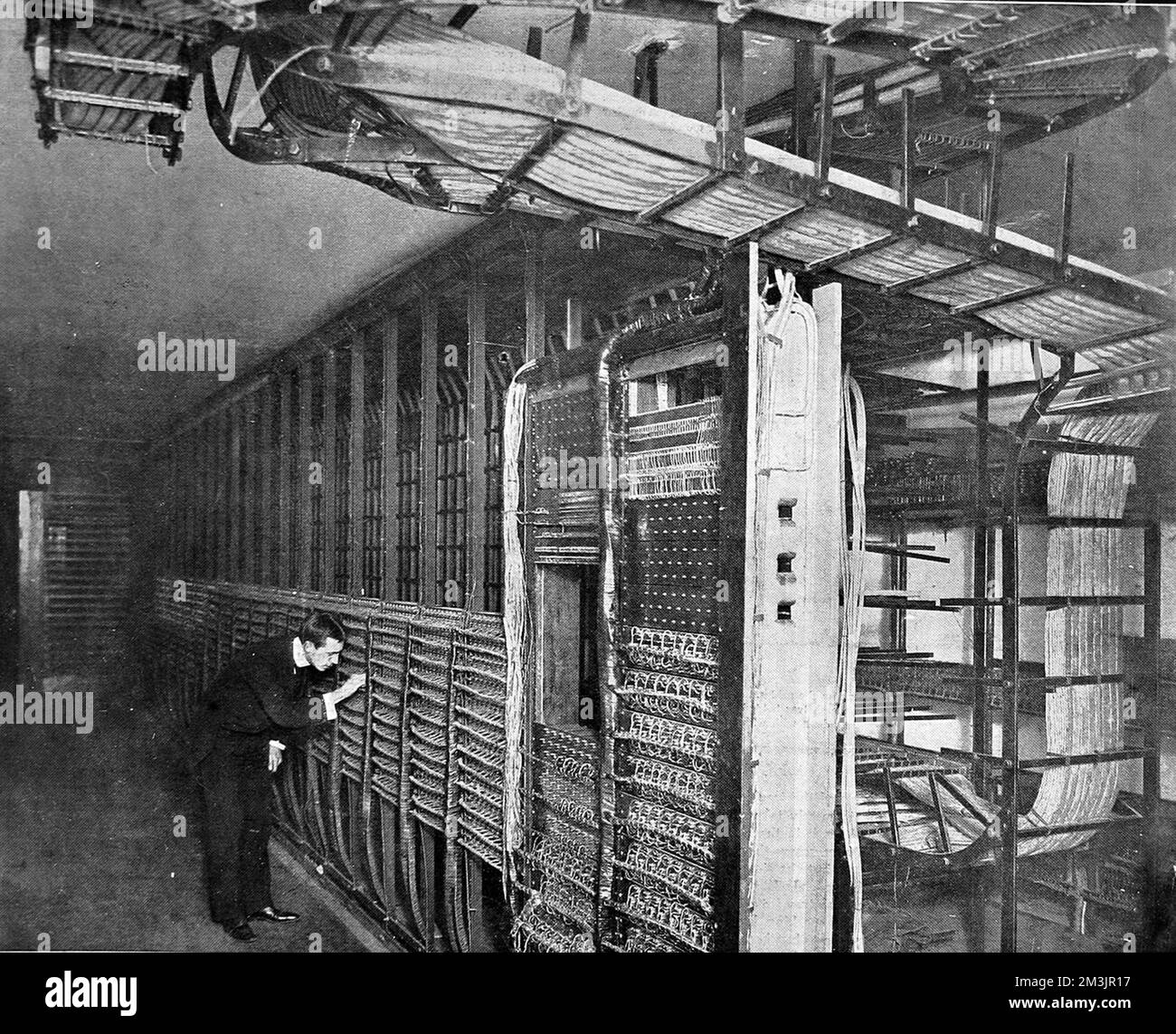 Il telaio di distribuzione del filo principale presso la centrale telefonica di Kensington poco dopo l'apertura nel 1902. Gennaio 11th 1902 Foto Stock