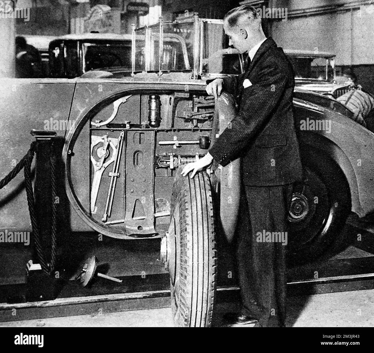 Un armadietto laterale realizzato in modo ingegnoso per il trasporto di utensili all'interno di un vano della ruota di scorta; un nuovo montaggio nel 40-50h.p. Rolls Royce con corpo Barker. Data: Ottobre 25th 1930 Foto Stock