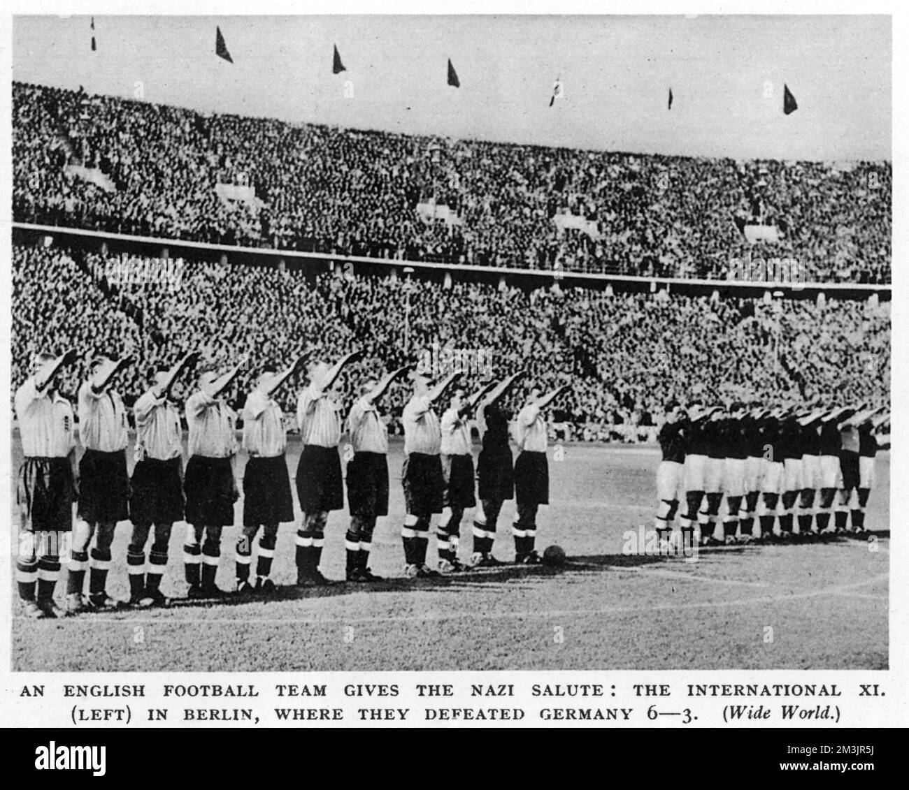 La squadra di calcio inglese del 1938 dà il saluto ai nazisti quando hanno sconfitto la Germania a Berlino, vincendo 6-3. Foto Stock