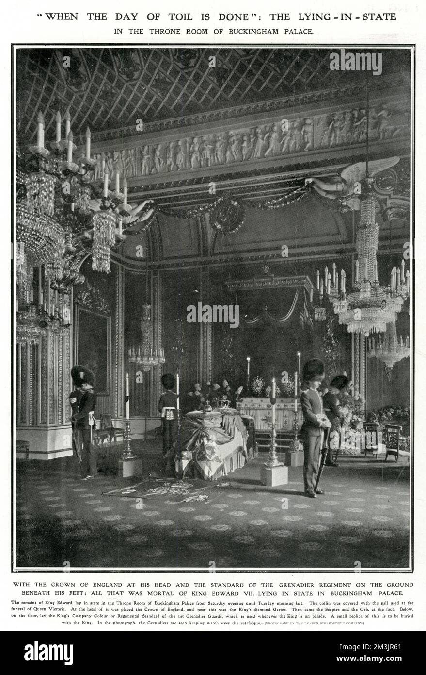 Edoardo VII sdraiato nella stanza del Trono, Buckingham Palace. A tenere d'occhio la bara c'erano quattro Grenadiers, la bara ricoperta dalla baccola usata ai funerali della regina Vittoria. A capo di esso fu posta la Corona d'Inghilterra e vicino a questo c'era il diamante dei Re Garter. Data: Maggio 1910 Foto Stock