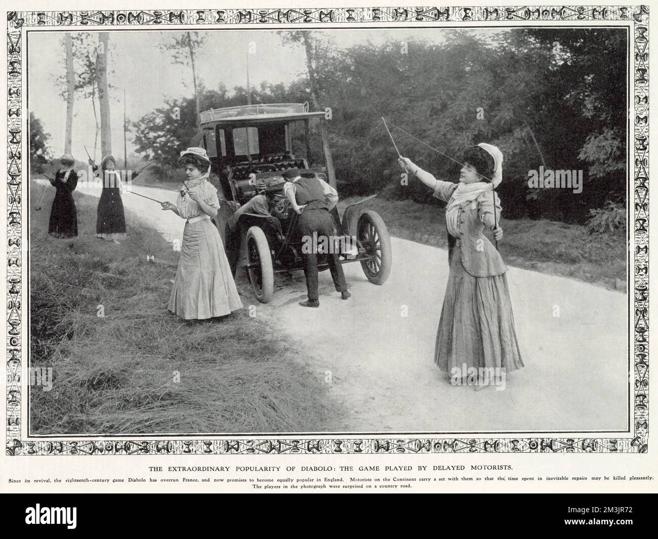 Donne che giocano a Diabolo mentre la macchina è riparata. Gli automobilisti del continente portano con sé un set per passare il tempo in caso di guasto. Foto Stock