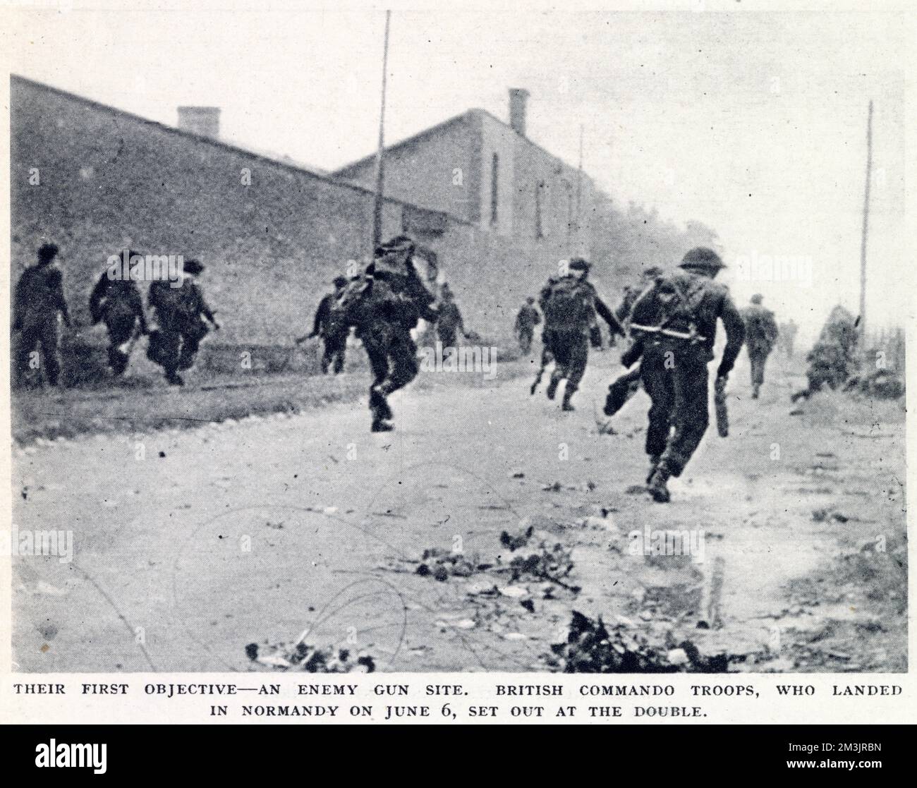 I Commandos britannici avanzano in Normandia; seconda guerra mondiale Foto Stock