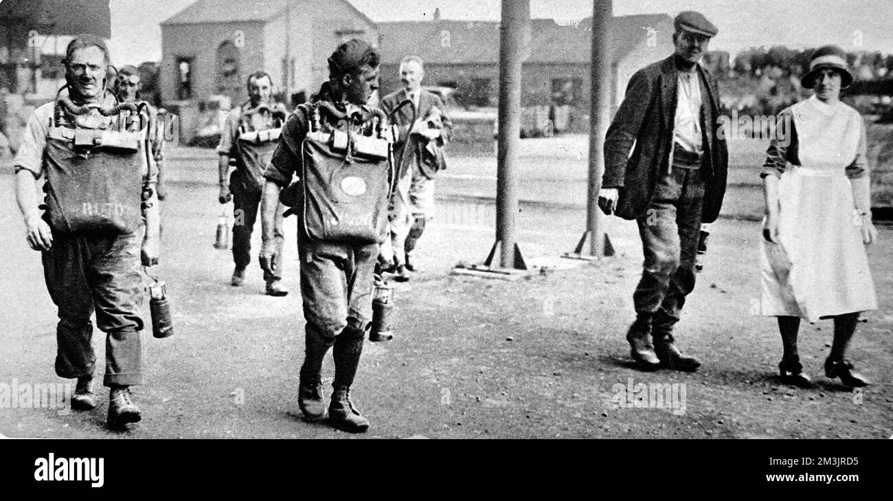 I soccorritori stanno andando al rifugio, Gresford Colliery Foto Stock