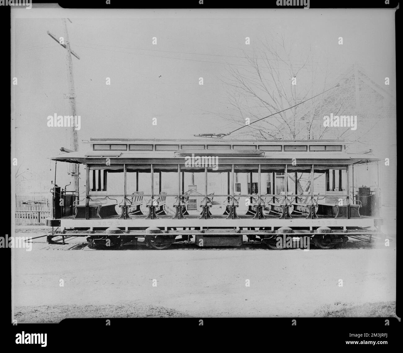 Auto vecchia strada. Auto aperta su strada lunga, ferrovie di strada. Collezione Leon Abdalian Foto Stock