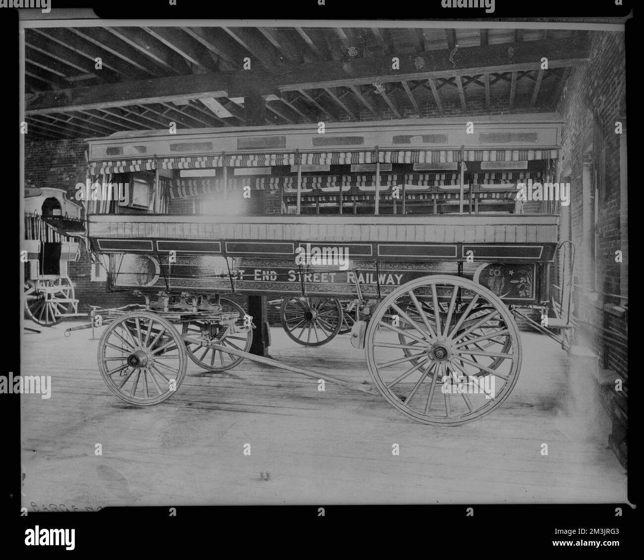 Auto vecchia strada. Ruota del carro del cavallo , ferrovie del cavallo. Collezione Leon Abdalian Foto Stock