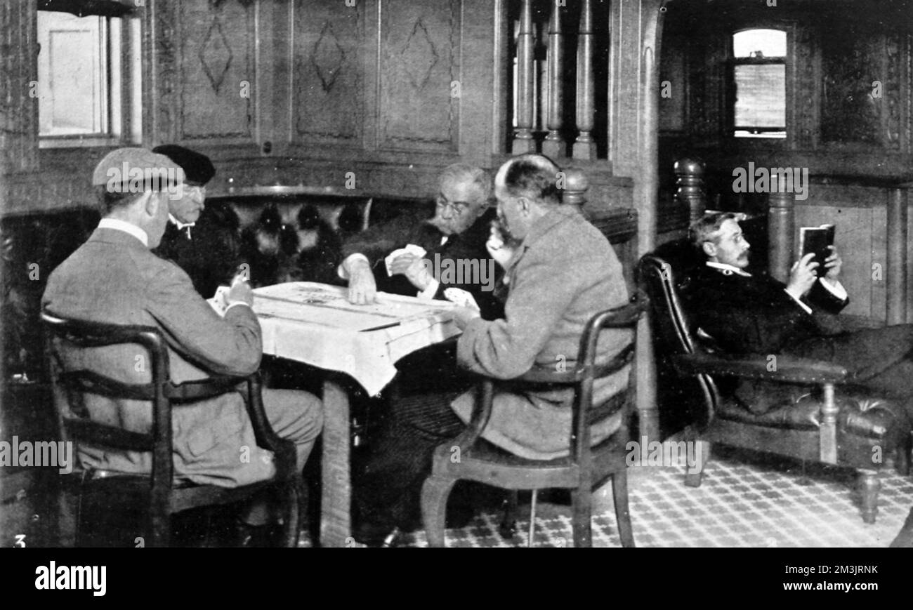 Ricreazione a bordo della malata imperatrice d'Irlanda: Un gioco di carte nella camera fumatori. Gli arredi dei saloni assomigliano a quelli di un lussuoso club. Data: 1914 Foto Stock