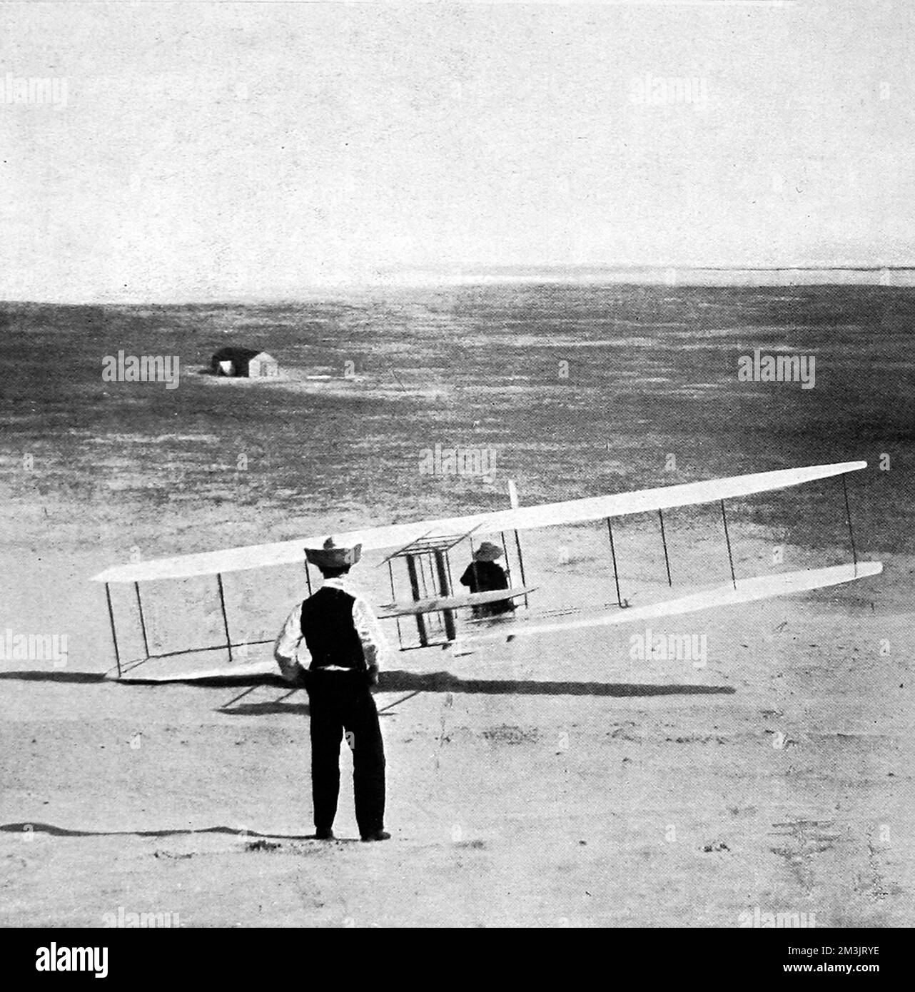 Orville Wright (1871 - 1948), pioniere del volo, volo di un aeroplano senza motore a Kill Devil Hill, North Carolina, U.S.A. Foto Stock