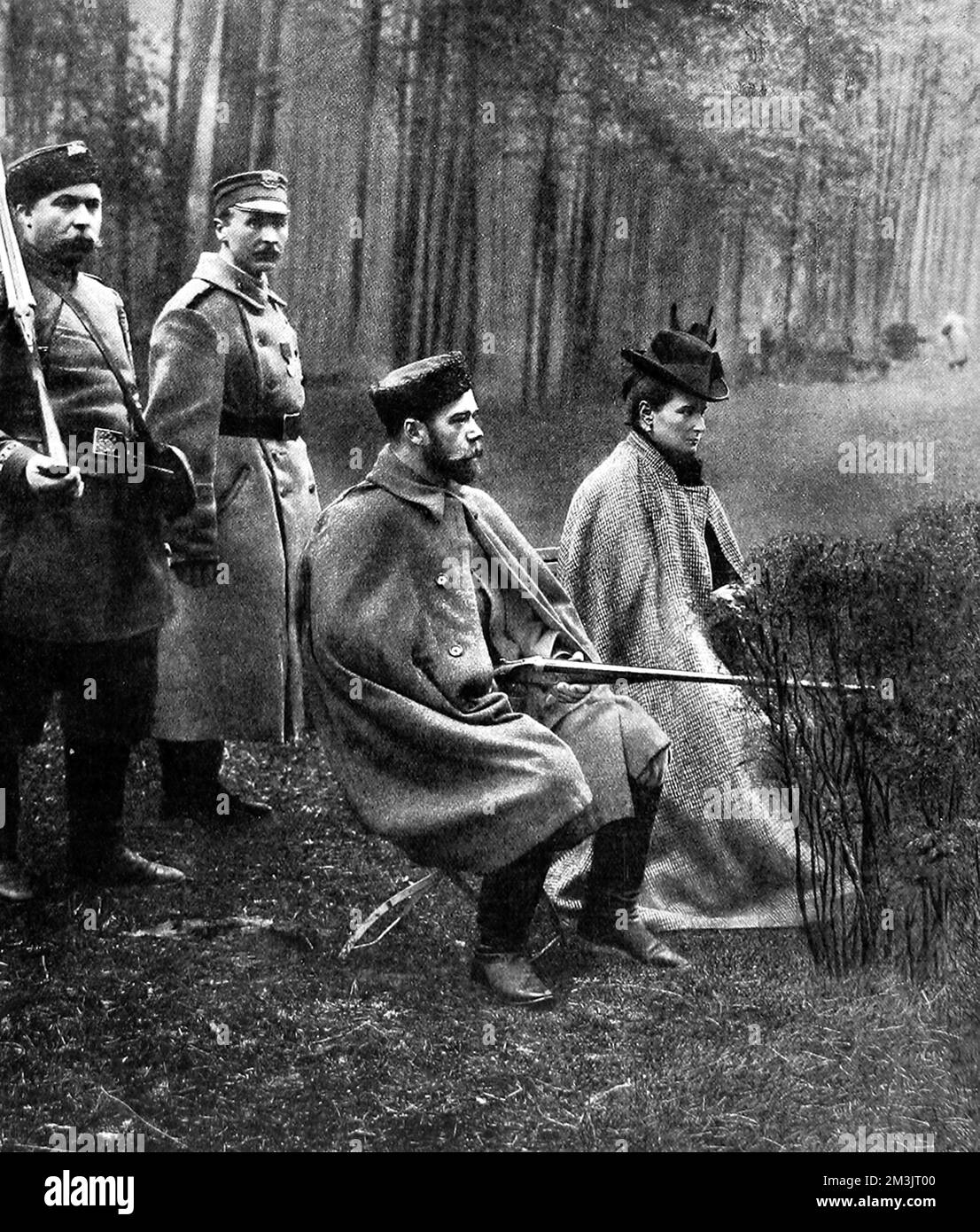 Zar Nicholas II (1868 - 1918) e la Tsarina Alexandra, gioco di tiro. La fotografia è stata scattata dal fotografo ufficiale alla corte russa. 1910 Foto Stock