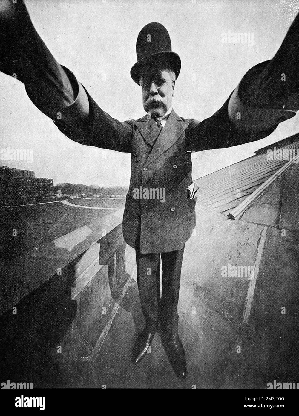 Fotografo che tiene in mano una fotocamera "Sky-scraper" sul tetto Foto Stock