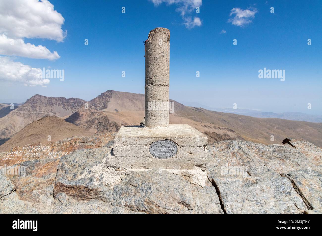 Un waypoint / trig point a Pico Veleta nella catena montuosa della Sierra Nevada in Andalusia, Spagna Foto Stock
