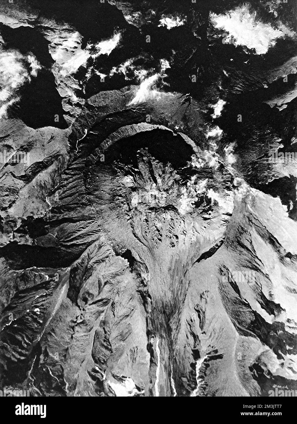 Fotografia che mostra una vista aerea di Mont Pelee, Martinica, il vulcano che eruttò e distrusse San Pietro nel maggio 1902. Visto da un aeroplano a 8000 piedi, il flusso di lava indurito può essere visto allungandosi verso il fondo dell'immagine. Data: 1926 Foto Stock