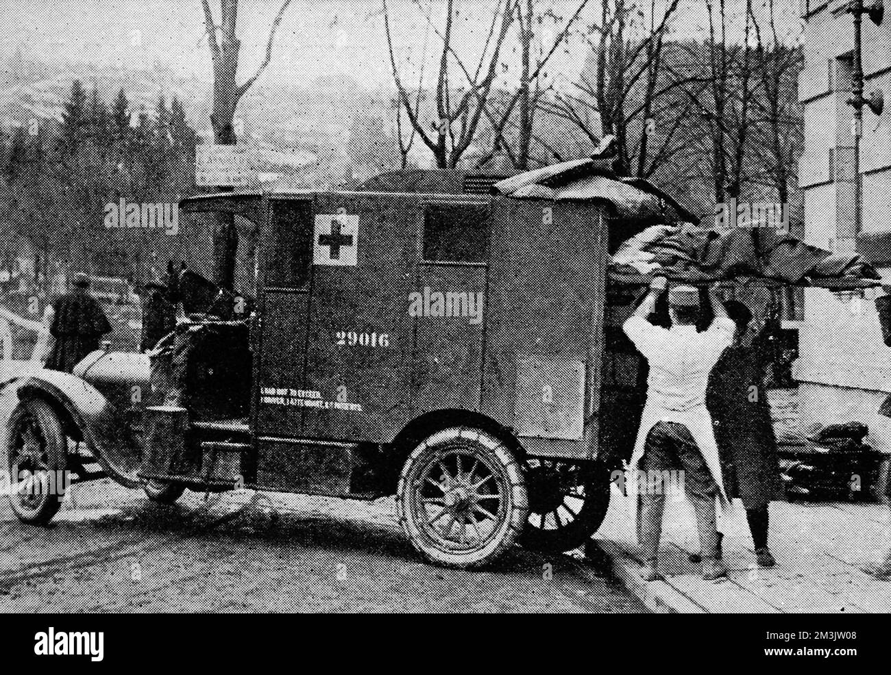 Riportare un soldato francese ferito all'ospedale di base. Il corpo medico della Croce Rossa e dell'Esercito si è impegnato nel pericoloso compito di assistenza medica in prima linea. Data: 1916 Foto Stock