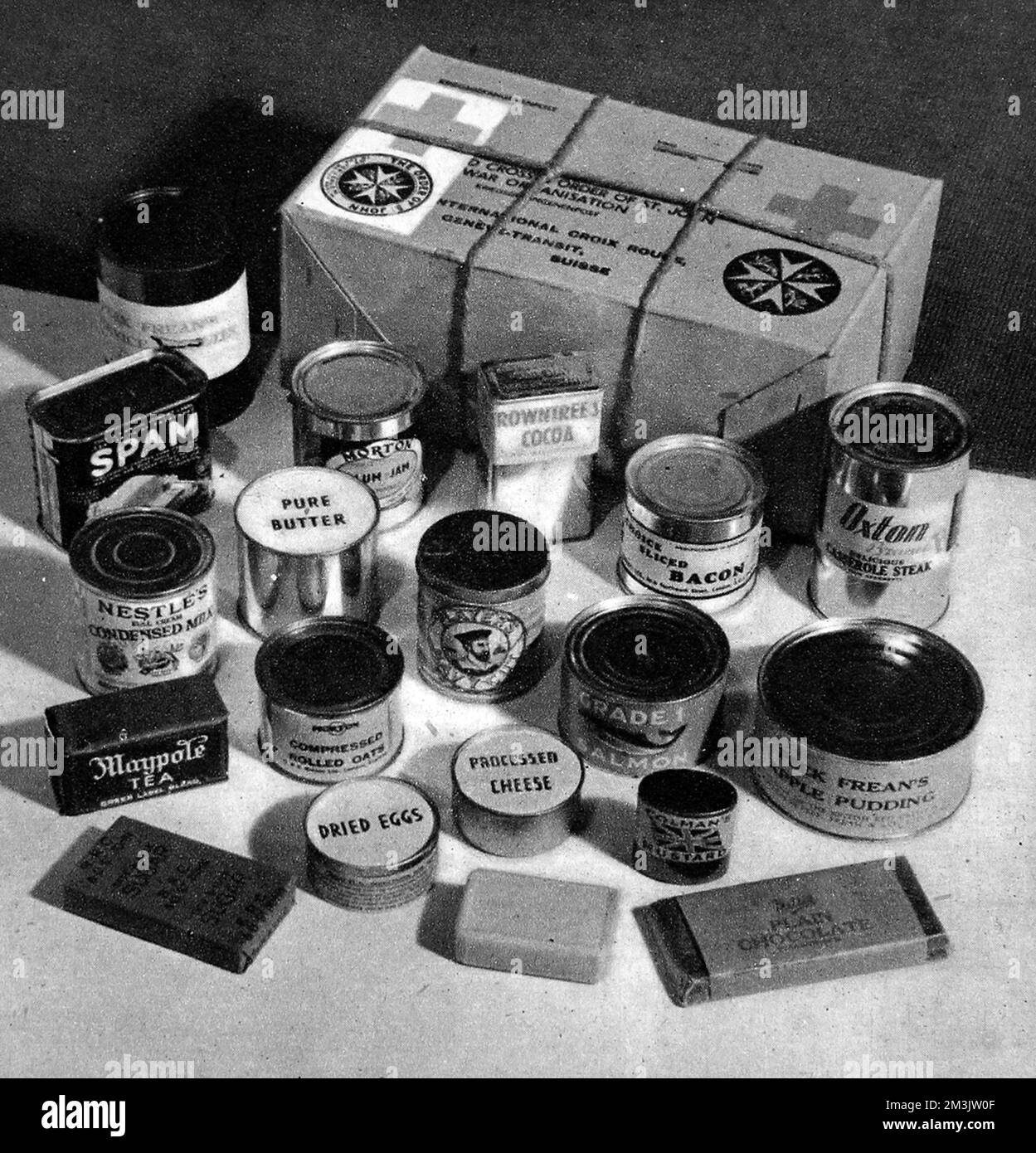 Il contenuto di un pacco di cibo spedito per Natale nel 1944. 180.000 pacchetti sono stati inviati, molti ai prigionieri di guerra in Germania, dalla Croce Rossa e dall'Organizzazione di San Giovanni. Foto Stock