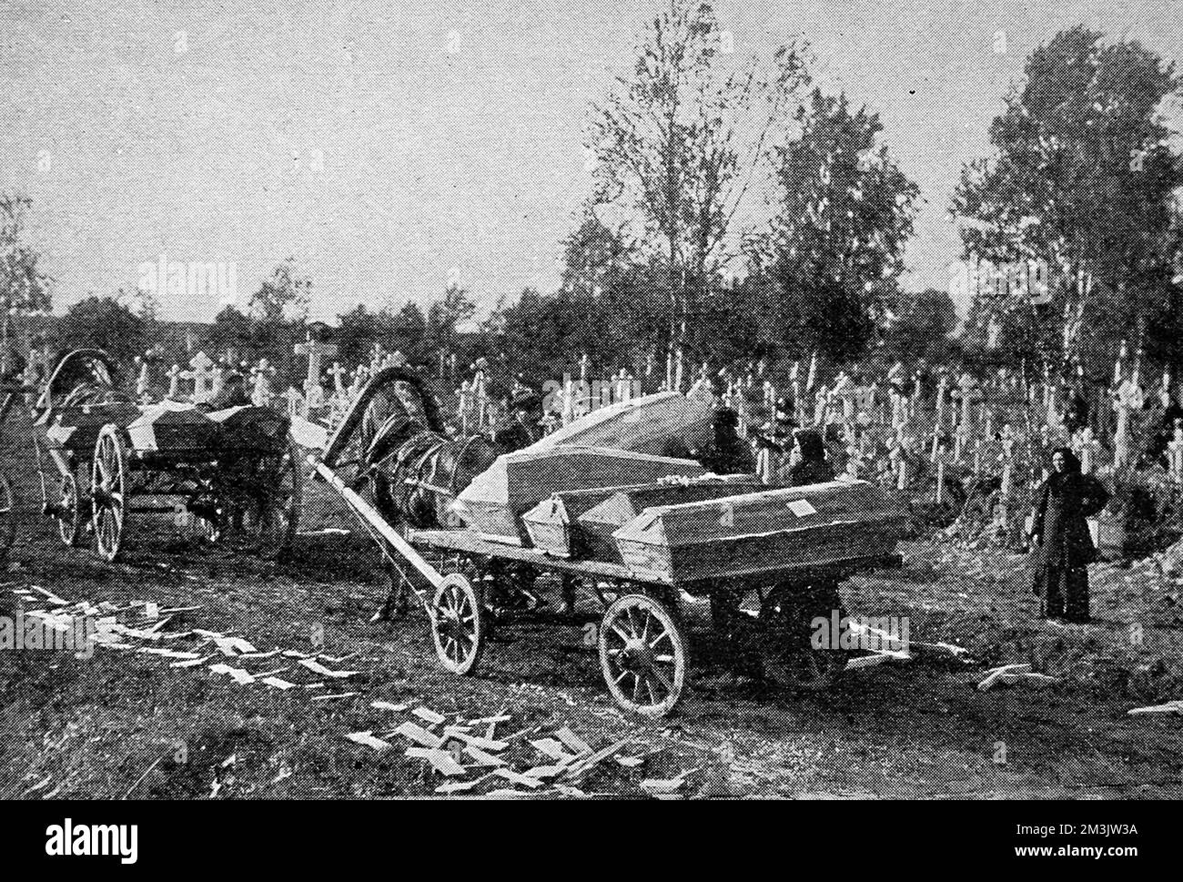 Trasportare coloro che sono morti di colera al terreno di sepoltura. Il colera è scoppiato a San Pietroburgo nel settembre 1908, con i primi casi tra le persone che vivono in condizioni particolarmente dissanitarie. Foto Stock