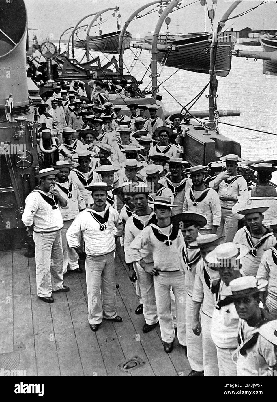 Church Parade a bordo di una nave da guerra, Gibilterra, 1906. Foto Stock